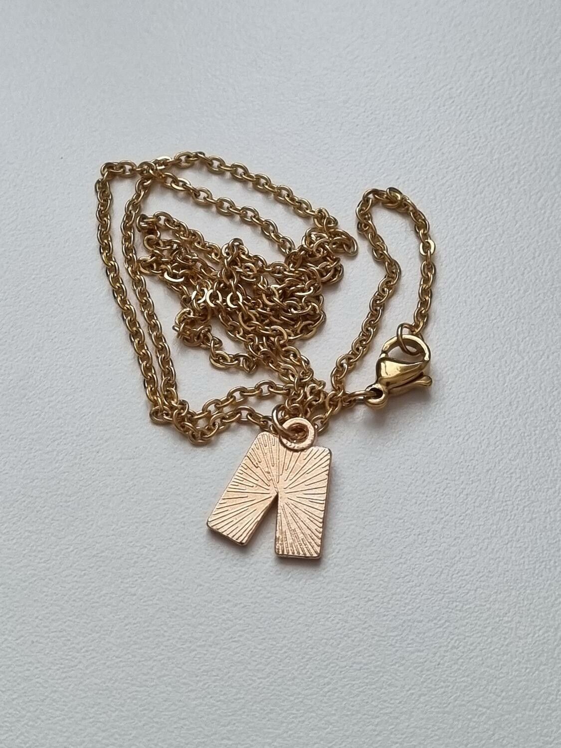 Halsband med byxor som berlock (55 cm lång kedja)