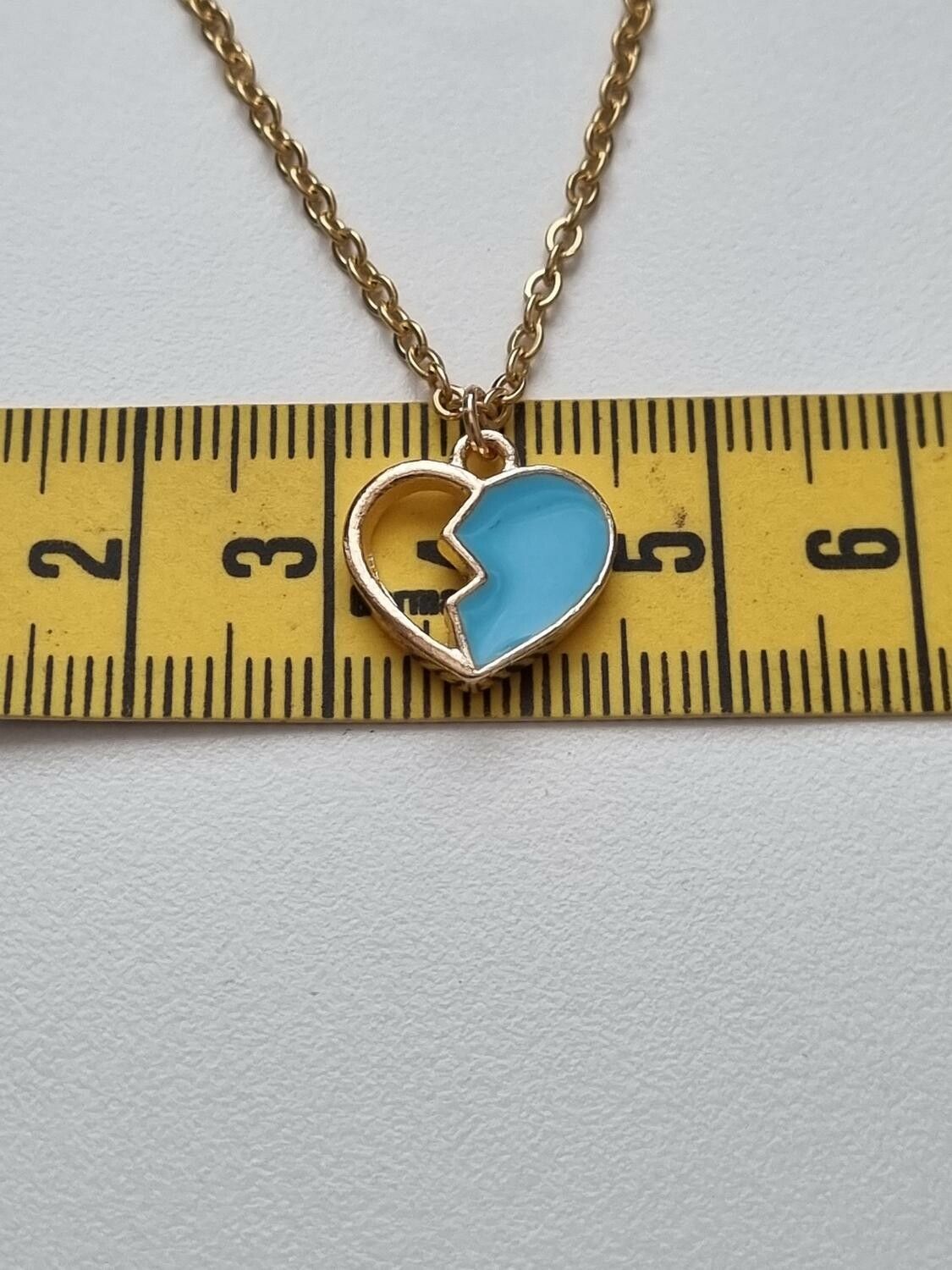 Halsband med ett blått hjärta (55 cm lång kedja)