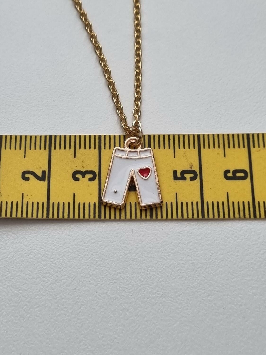Halsband med byxor som berlock (55 cm lång kedja)