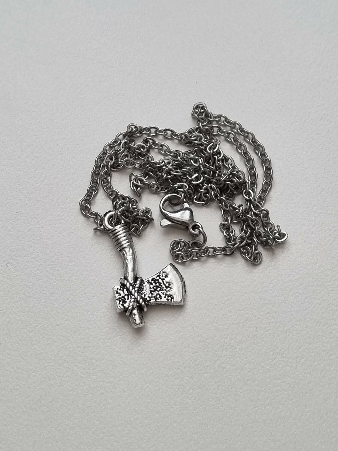 Halsband med berlock Yxa (50 cm lång kedja)