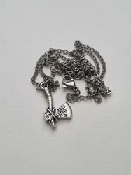Halsband med berlock Yxa (50 cm lång kedja)