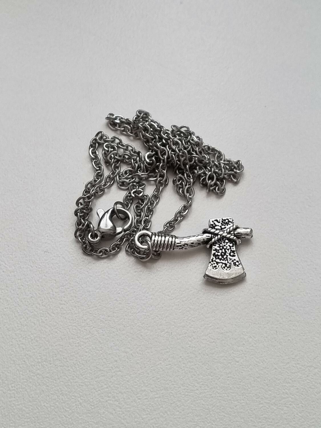 Halsband med berlock Yxa (50 cm lång kedja)