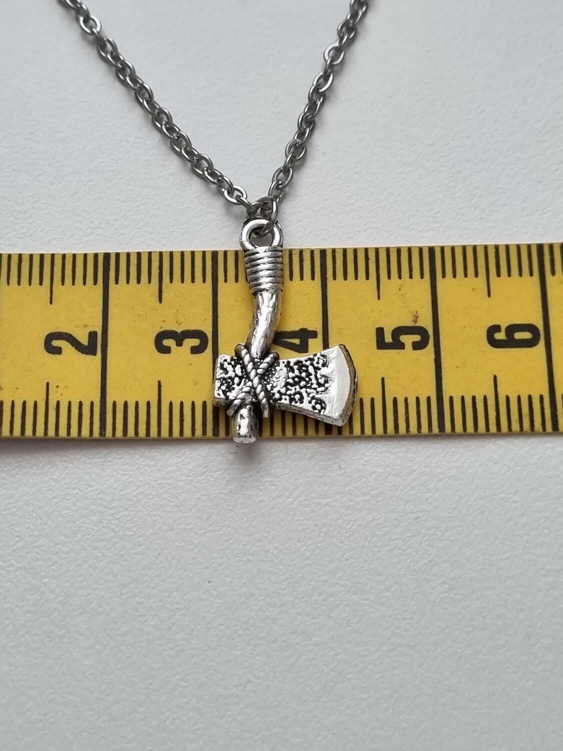 Halsband med berlock Yxa (50 cm lång kedja)