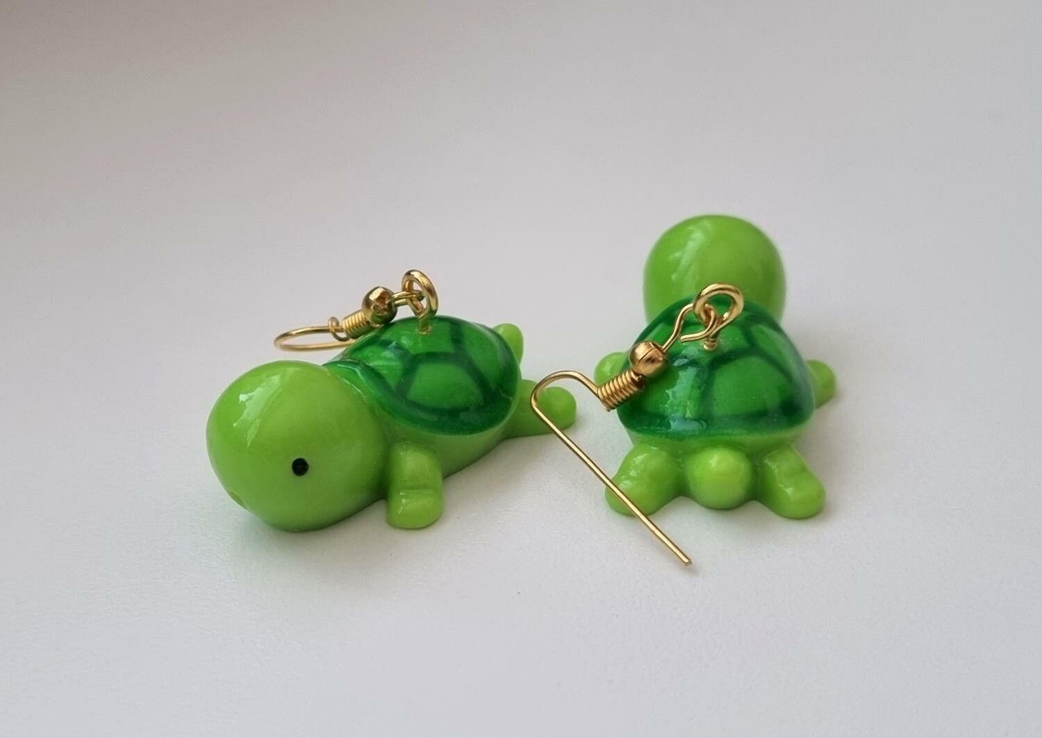 Ett par örhängen, Gröna sköldpaddor