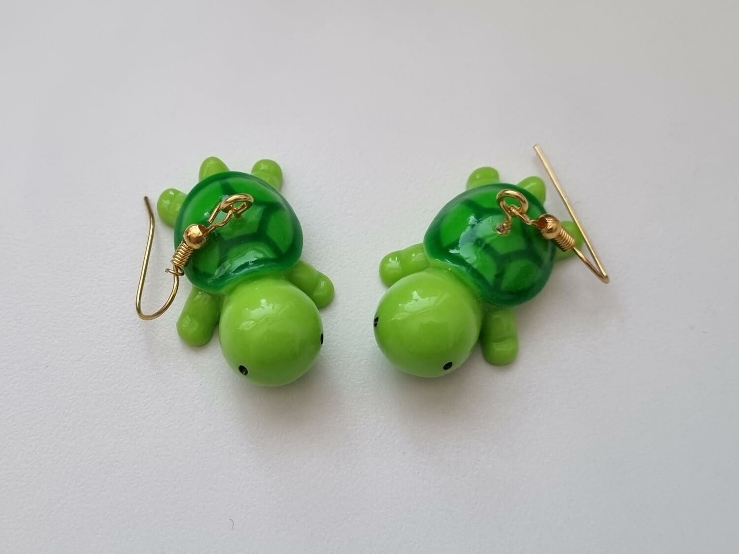 Ett par örhängen, Gröna sköldpaddor