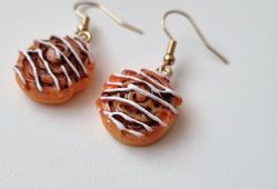 Ett par örhängen, Kanelbullar med glasyr