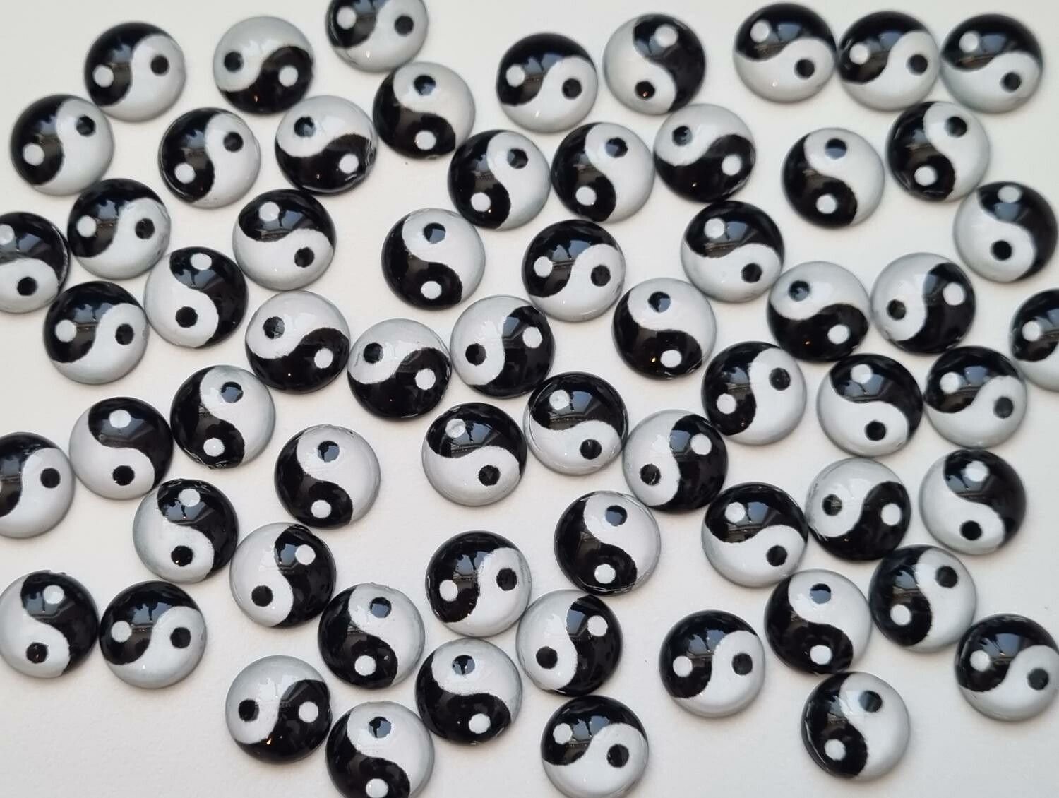 10 st yin och yang i resin, för pyssel, dekoration, scrapbooking med mera