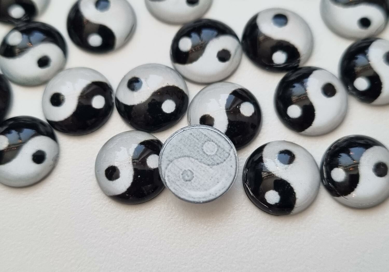 10 st yin och yang i resin, för pyssel, dekoration, scrapbooking med mera