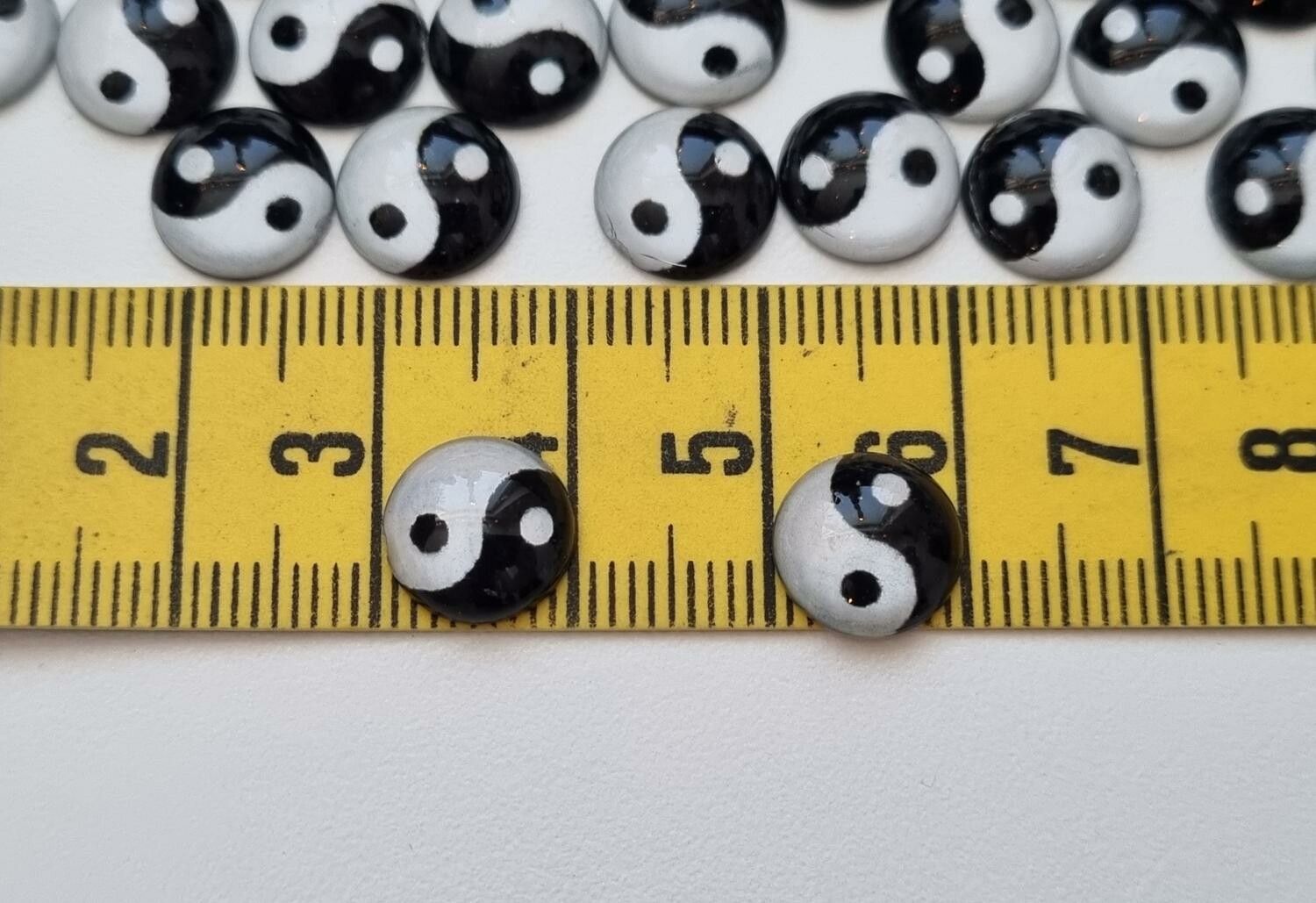 10 st yin och yang i resin, för pyssel, dekoration, scrapbooking med mera