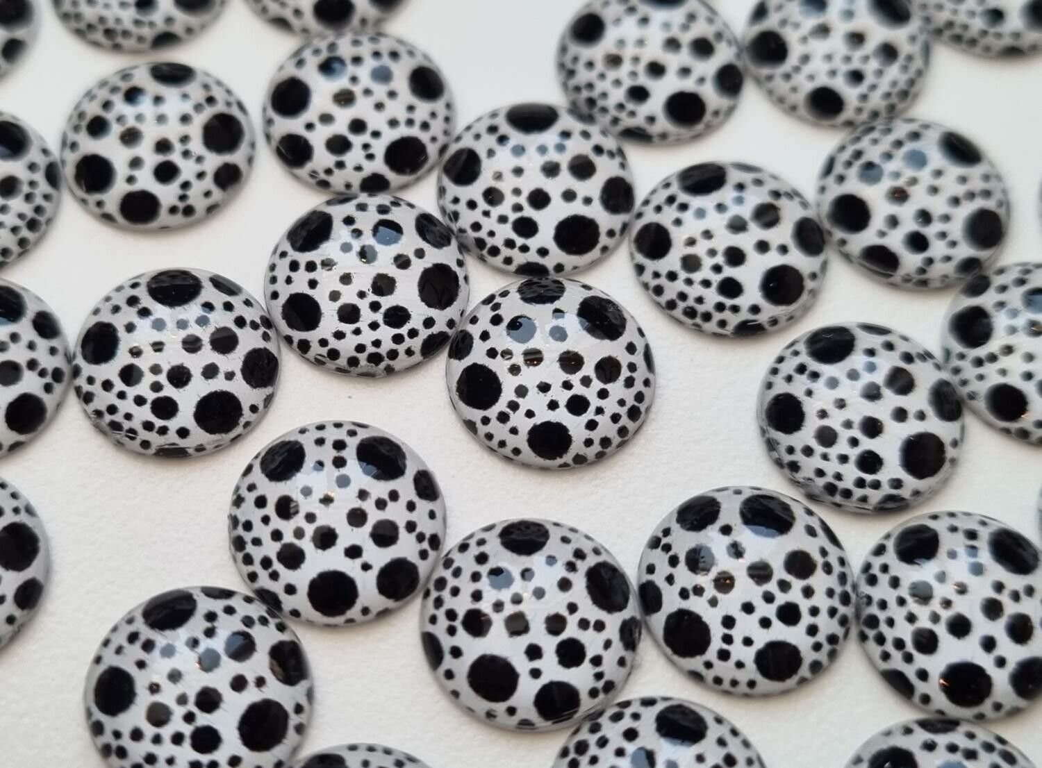 10 st prickar / flatbacks för pyssel, dekoration med mera