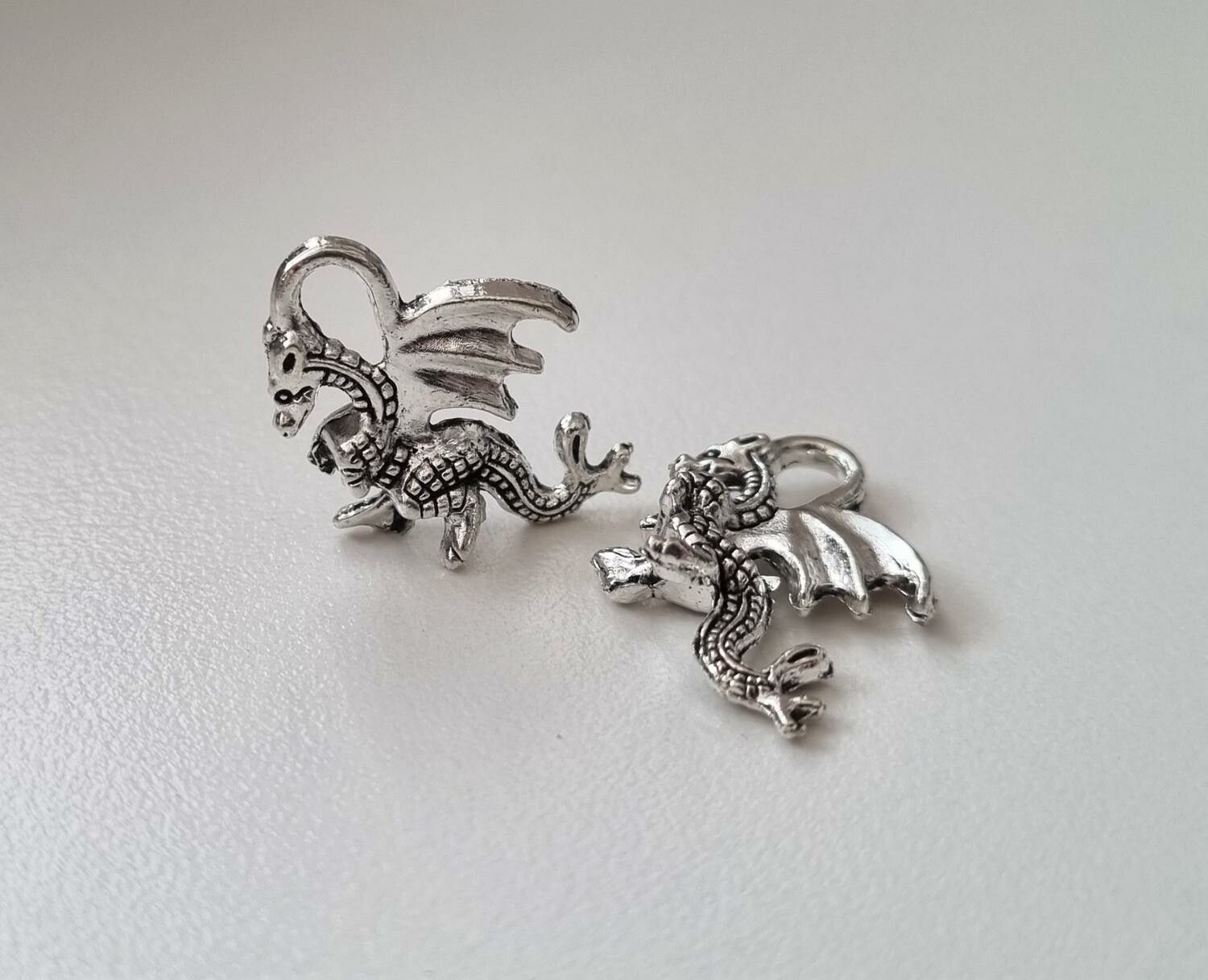 2 st silverfärgade drakar. Berlocker / charms