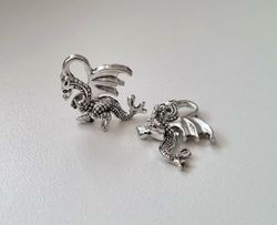 2 st silverfärgade drakar. Berlocker / charms
