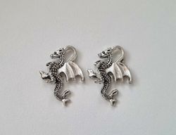 2 st silverfärgade drakar. Berlocker / charms