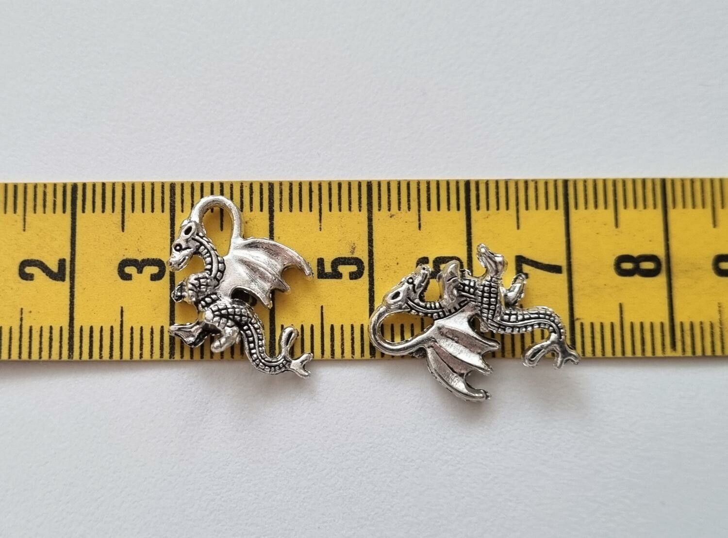 2 st silverfärgade drakar. Berlocker / charms