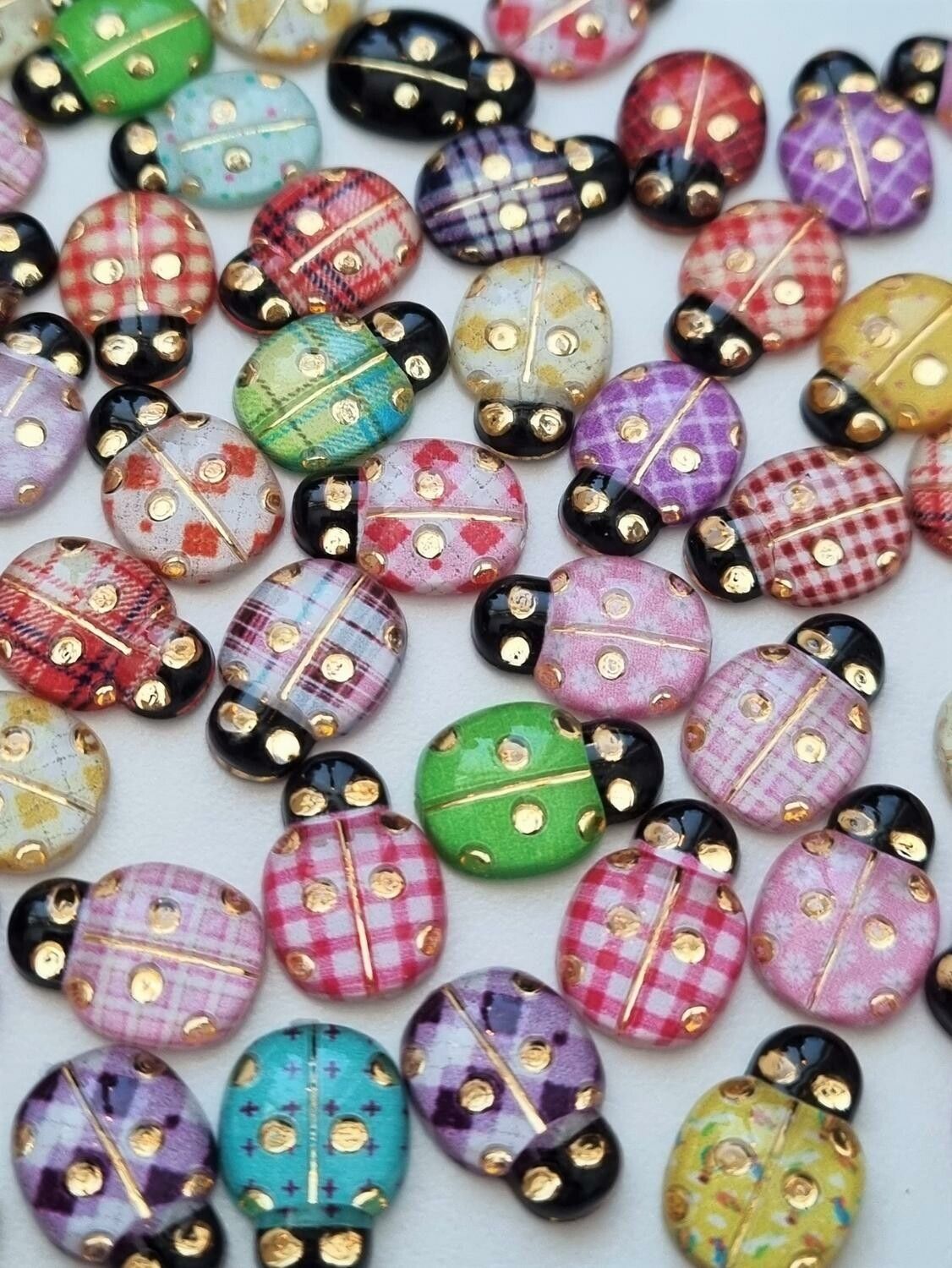 25 st nyckelpigor i resin, miniatyrer (blandade färger)