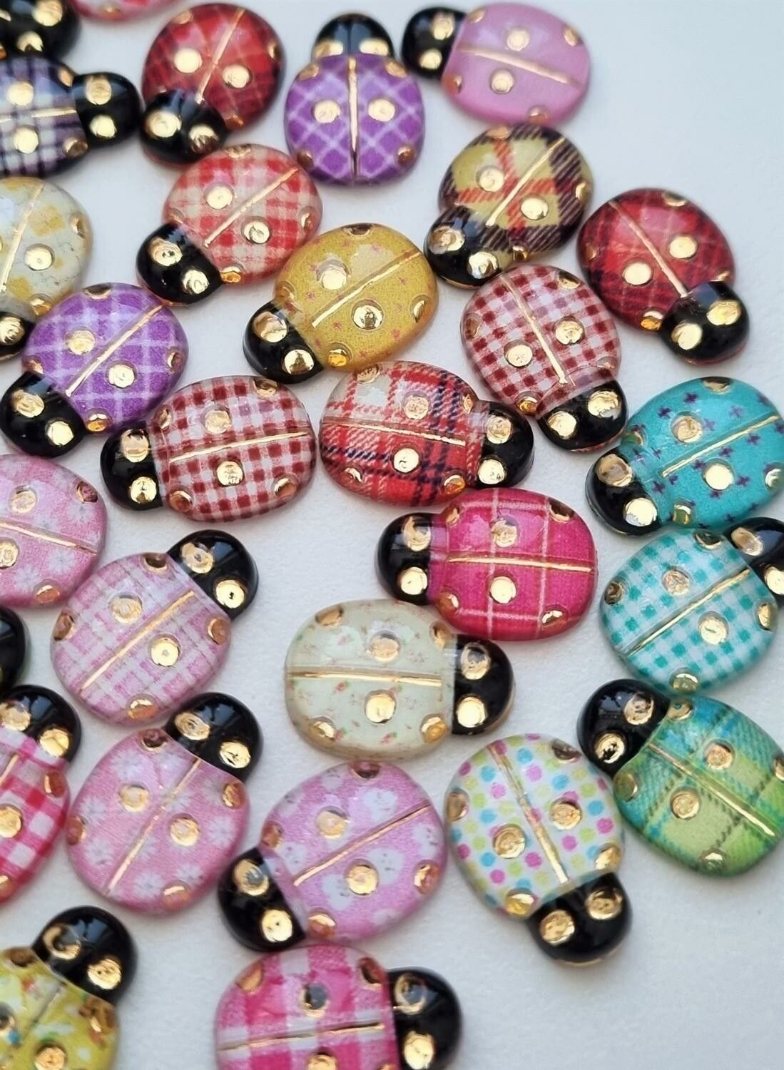 25 st nyckelpigor i resin, miniatyrer (blandade färger)