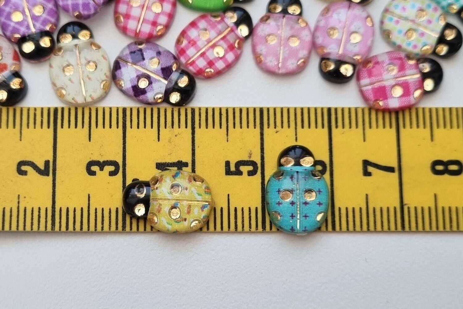 25 st nyckelpigor i resin, miniatyrer (blandade färger)