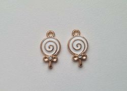 2 st berlocker, charms - Klubbor (vita)