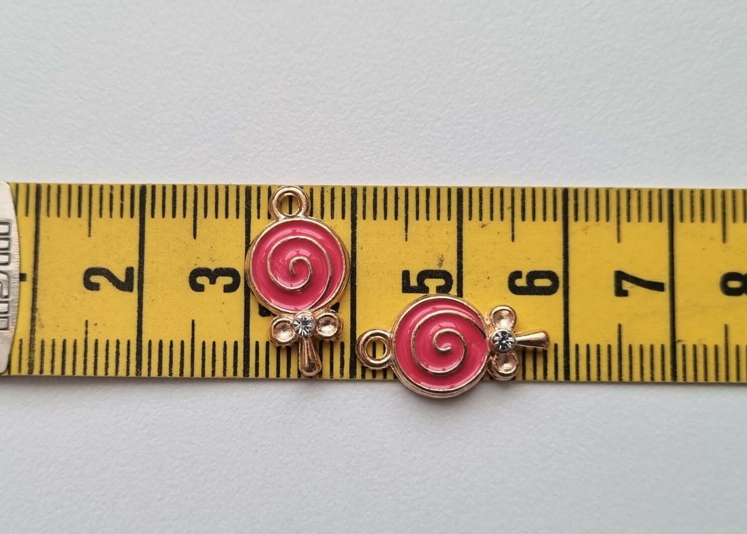 2 st berlocker, charms - Klubbor (cerisefärgade)