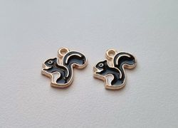 2 st små ekorrar / berlocker / charms