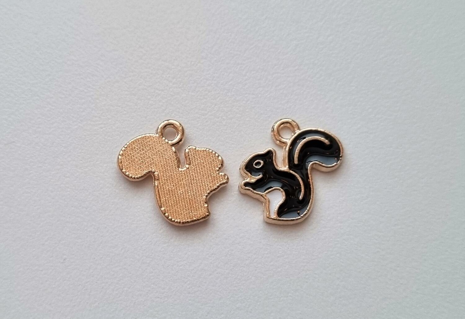 2 st små ekorrar / berlocker / charms