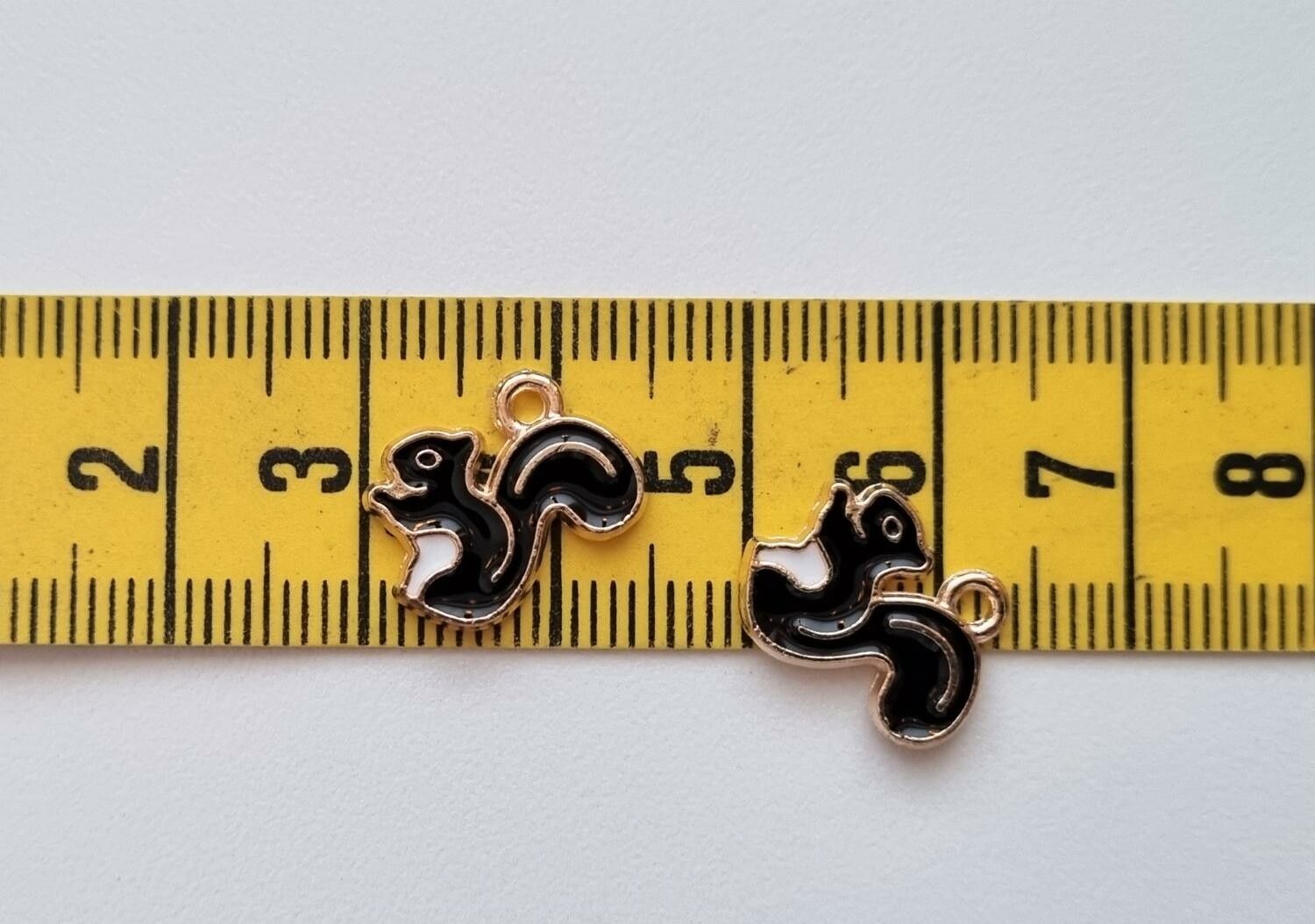 2 st små ekorrar / berlocker / charms