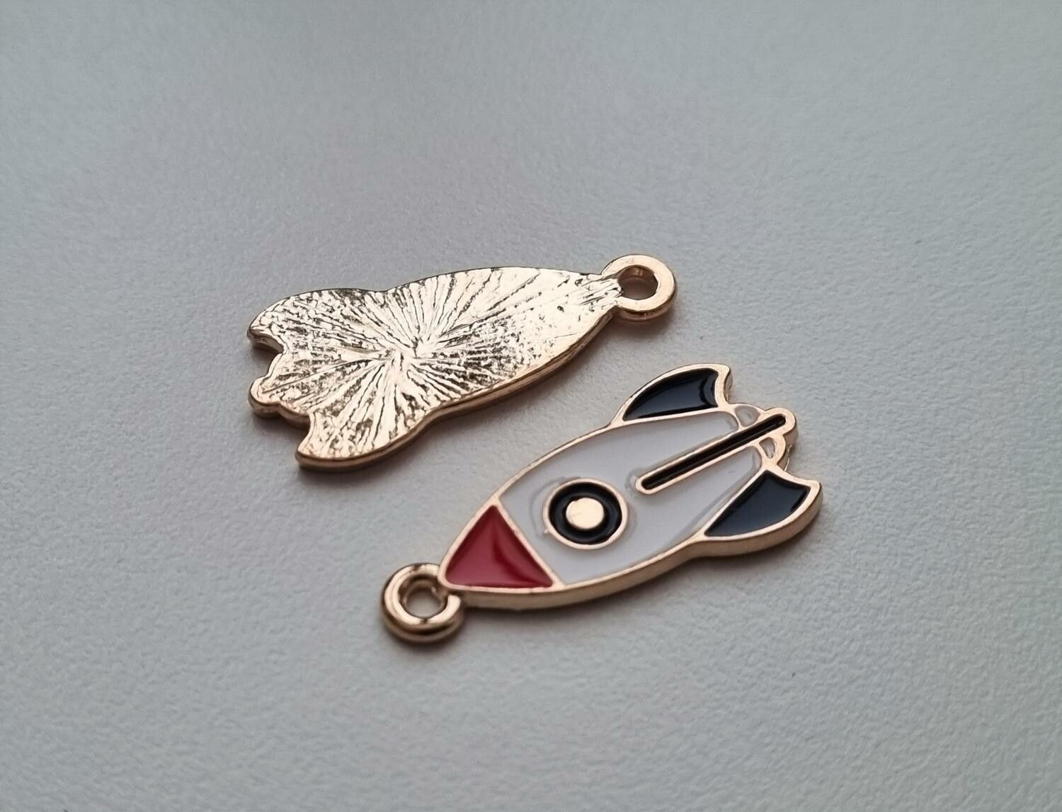 2 st raketer, raketberlocker, charms / berlocker