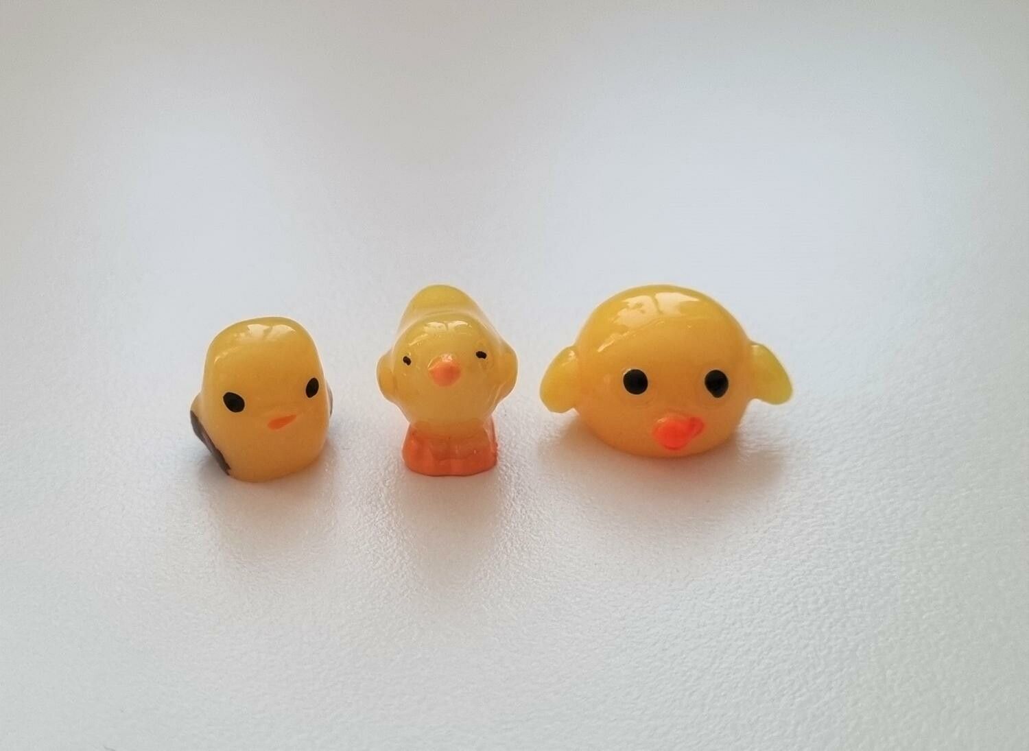 3 st kycklingar. Miniatyrer / figuriner för dockskåpet, tittskåp mm