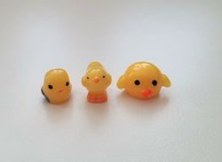 3 st kycklingar. Miniatyrer / figuriner för dockskåpet, tittskåp mm