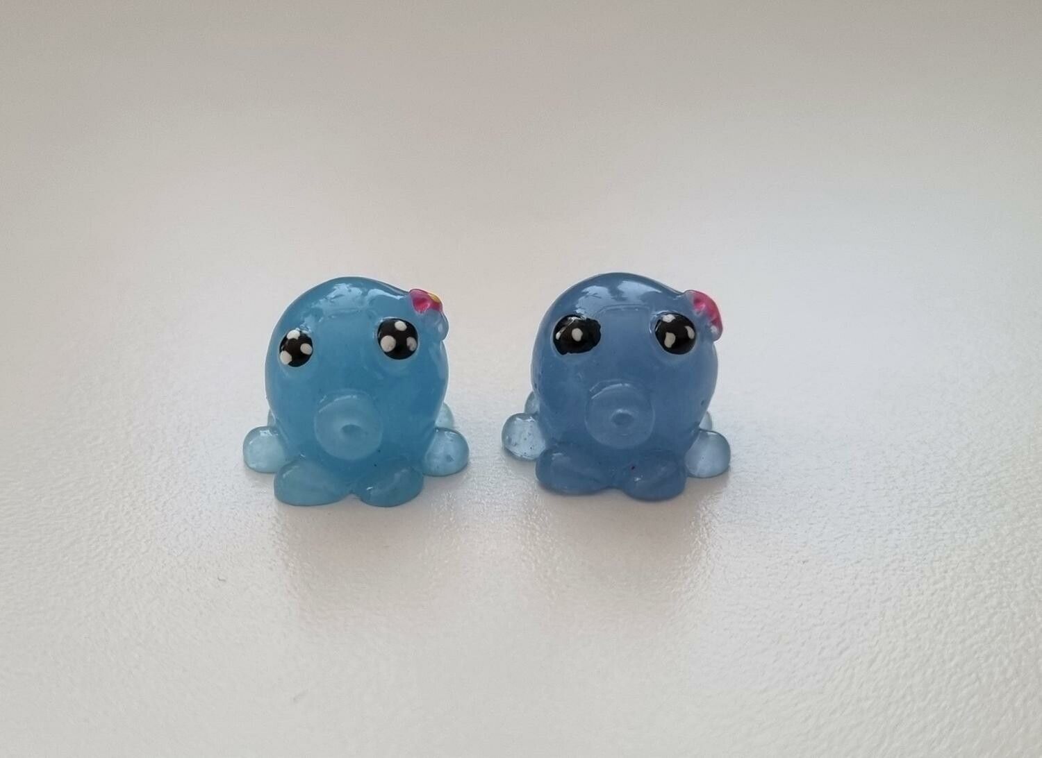 2 st små bläckfiskar. Miniatyrer / figuriner för dockskåpet, tittskåp mm