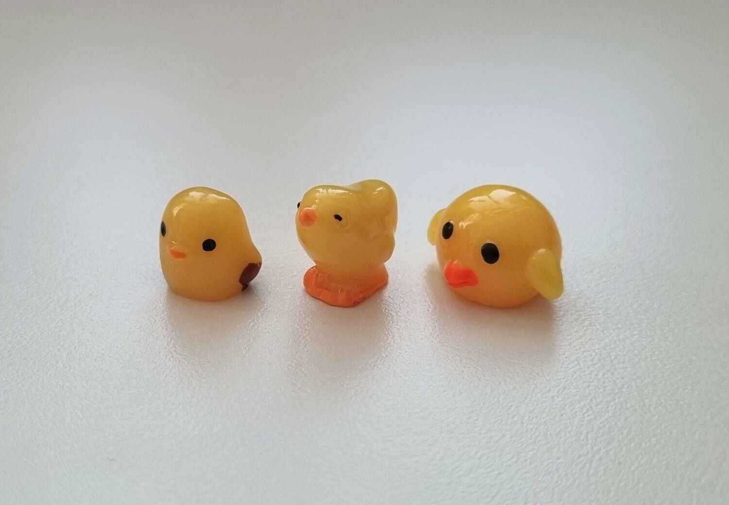 3 st kycklingar. Miniatyrer / figuriner för dockskåpet, tittskåp mm