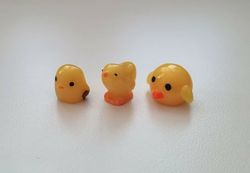 3 st kycklingar. Miniatyrer / figuriner för dockskåpet, tittskåp mm