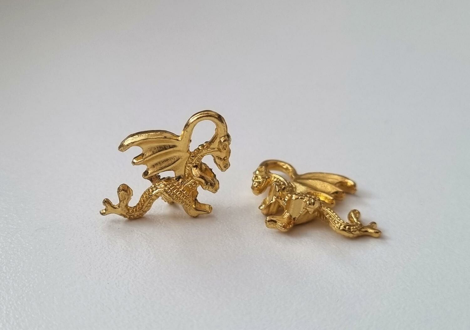 2 st guldfärgade drakar. Berlocker / charms