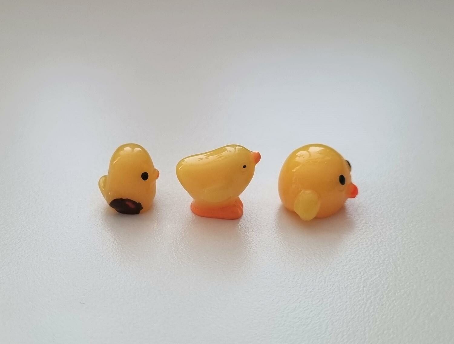 3 st kycklingar. Miniatyrer / figuriner för dockskåpet, tittskåp mm