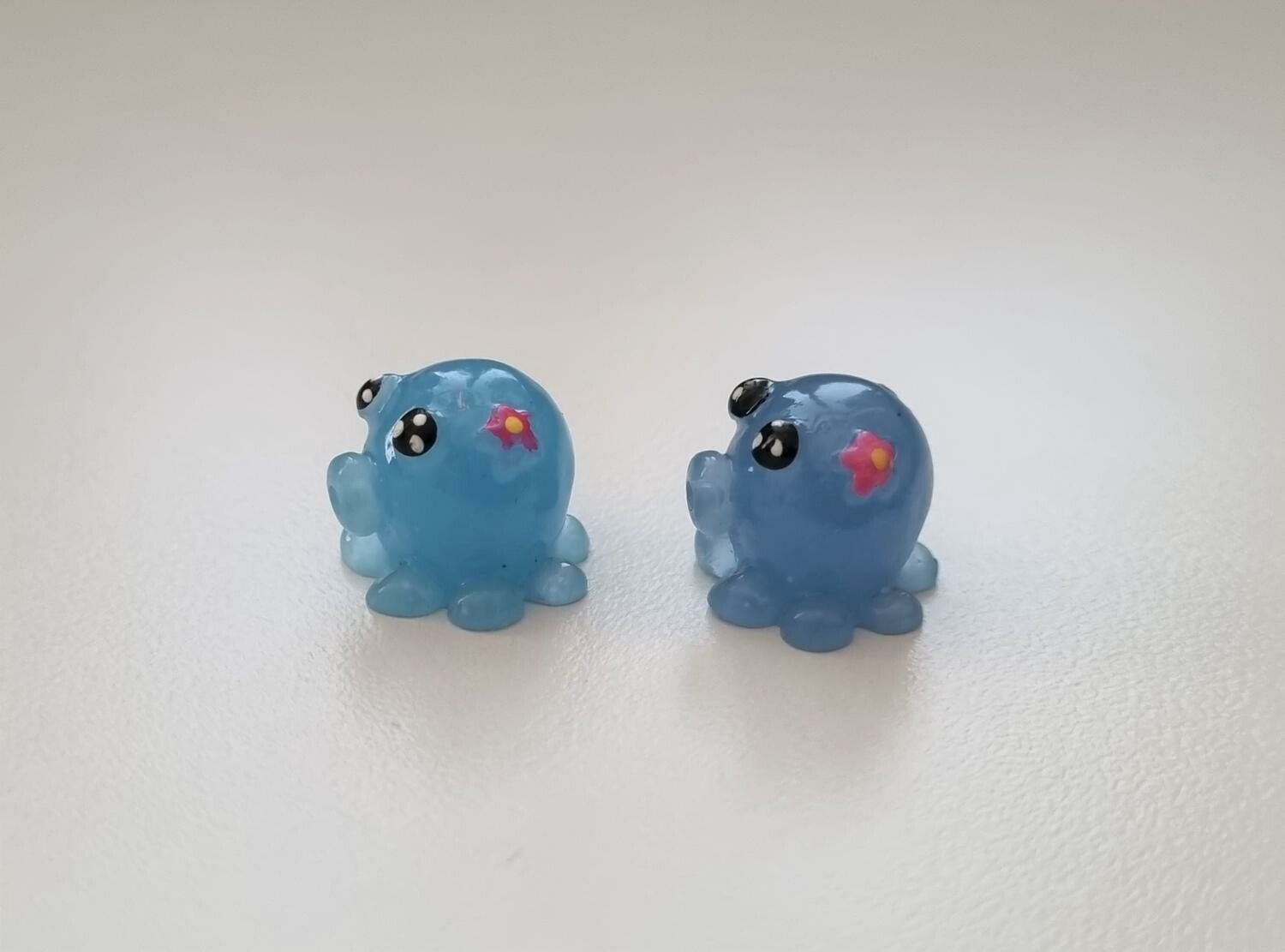 2 st små bläckfiskar. Miniatyrer / figuriner för dockskåpet, tittskåp mm