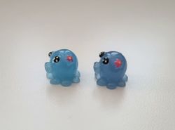 2 st små bläckfiskar. Miniatyrer / figuriner för dockskåpet, tittskåp mm