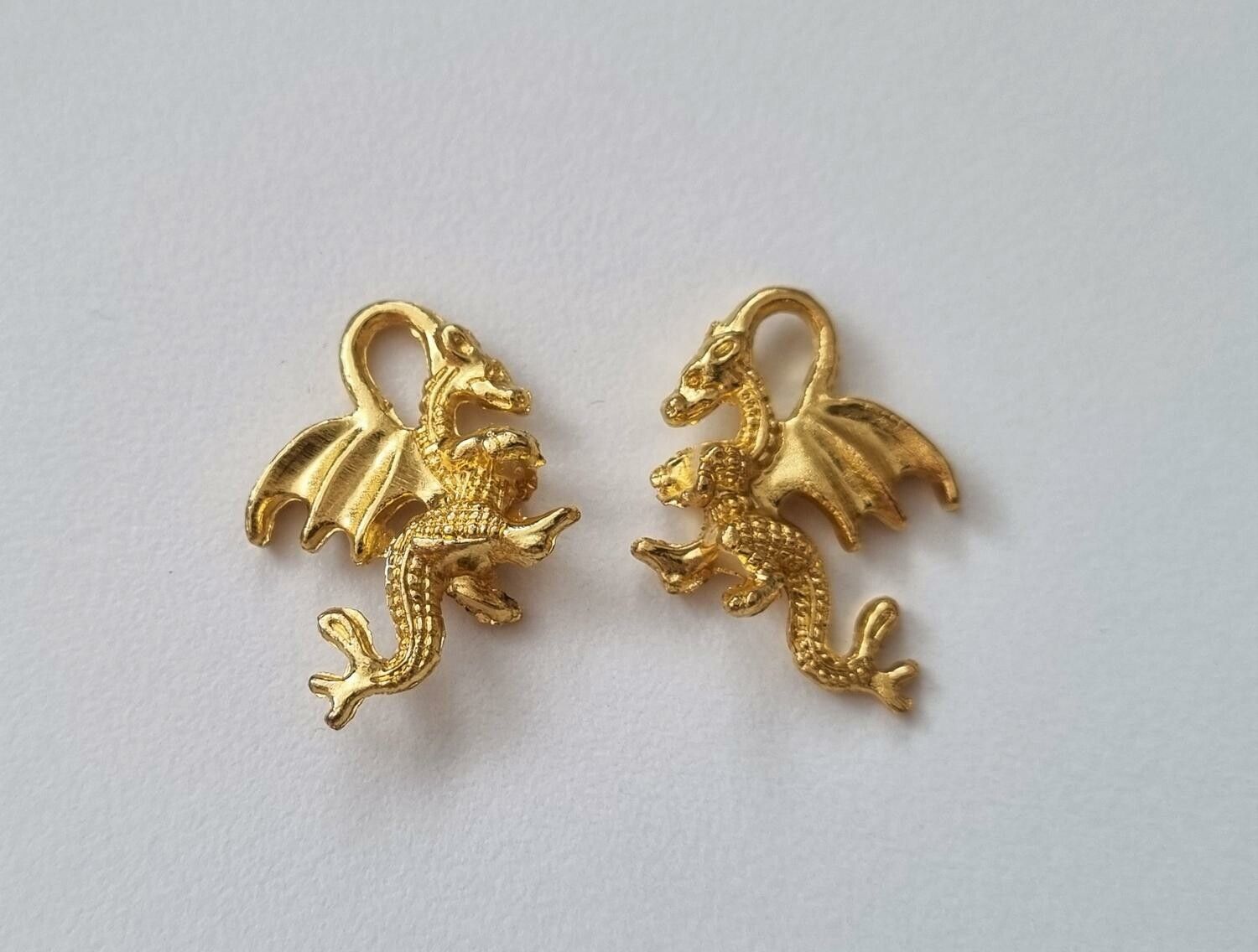 2 st guldfärgade drakar. Berlocker / charms