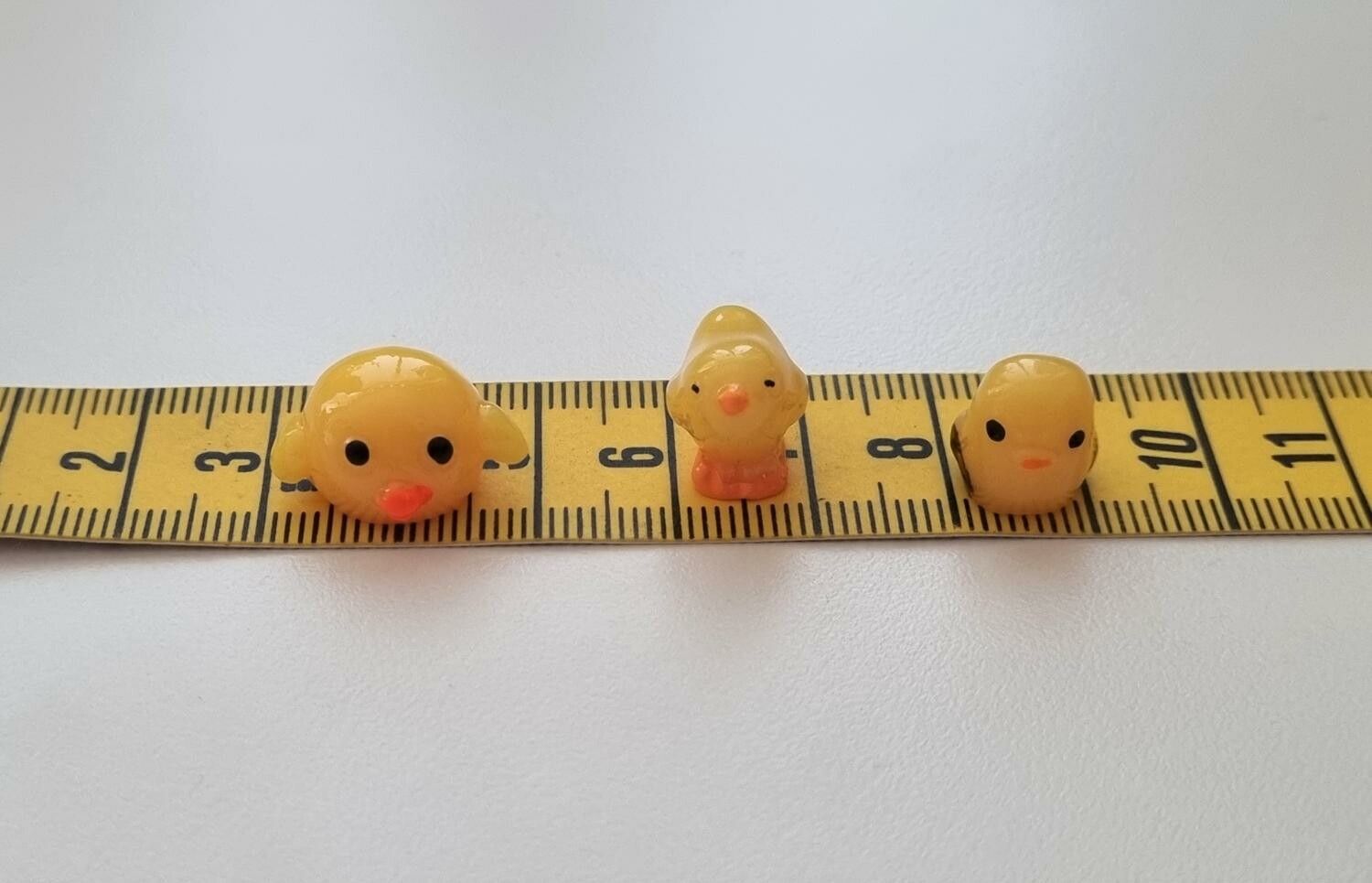3 st kycklingar. Miniatyrer / figuriner för dockskåpet, tittskåp mm