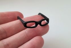 Glasögon, miniglasögon, miniatyr till dockhus, tittskåp med mera