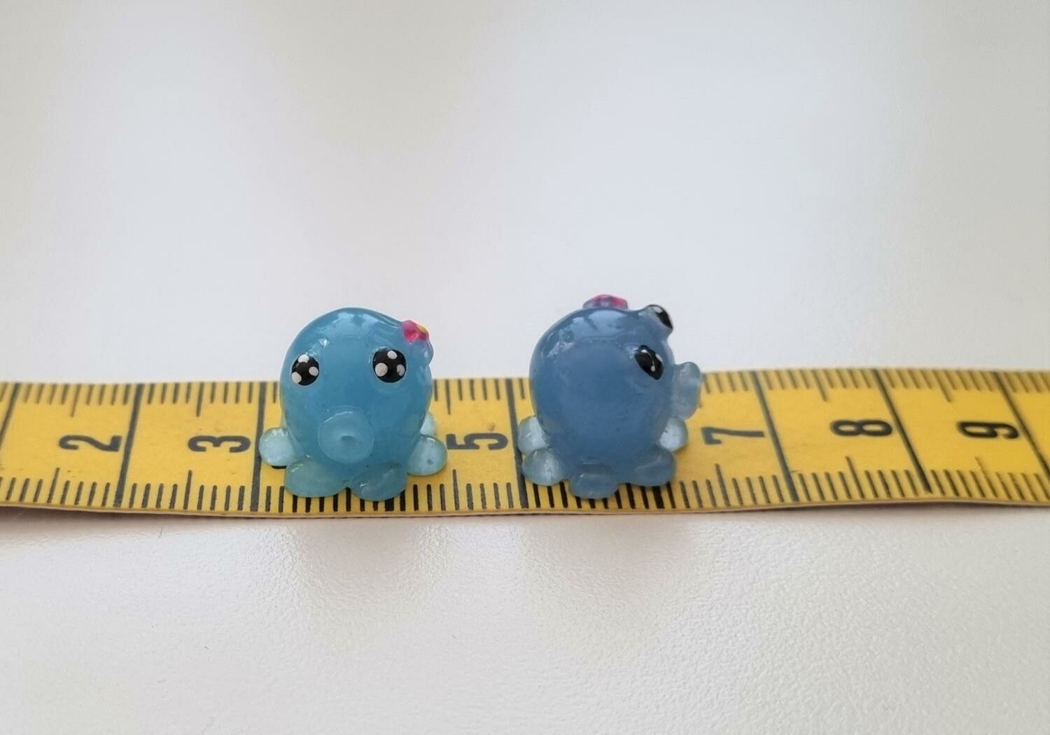 2 st små bläckfiskar. Miniatyrer / figuriner för dockskåpet, tittskåp mm
