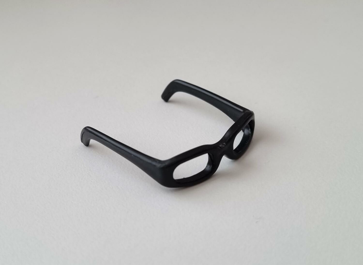 Glasögon, miniglasögon, miniatyr till dockhus, tittskåp med mera