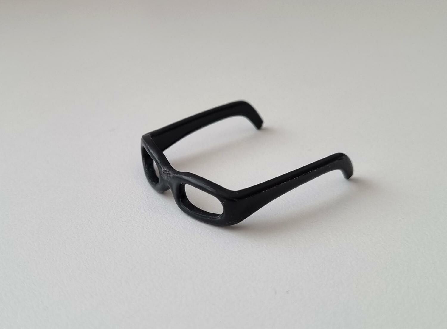 Glasögon, miniglasögon, miniatyr till dockhus, tittskåp med mera