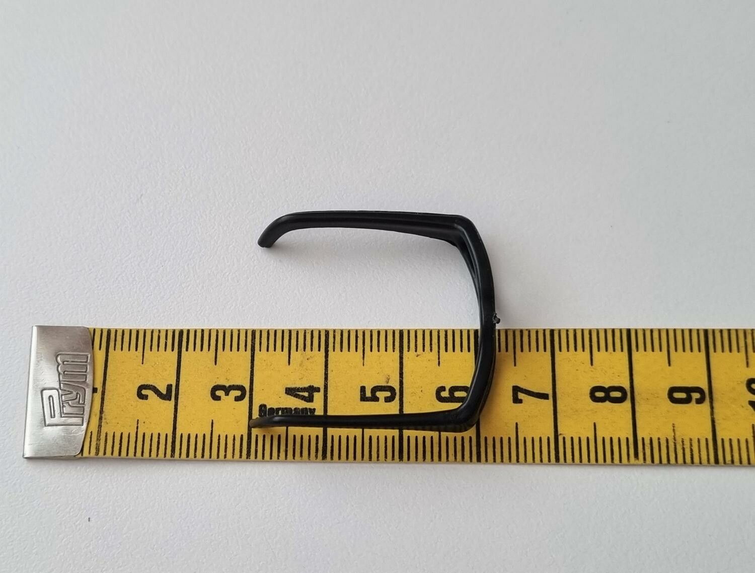 Glasögon, miniglasögon, miniatyr till dockhus, tittskåp med mera