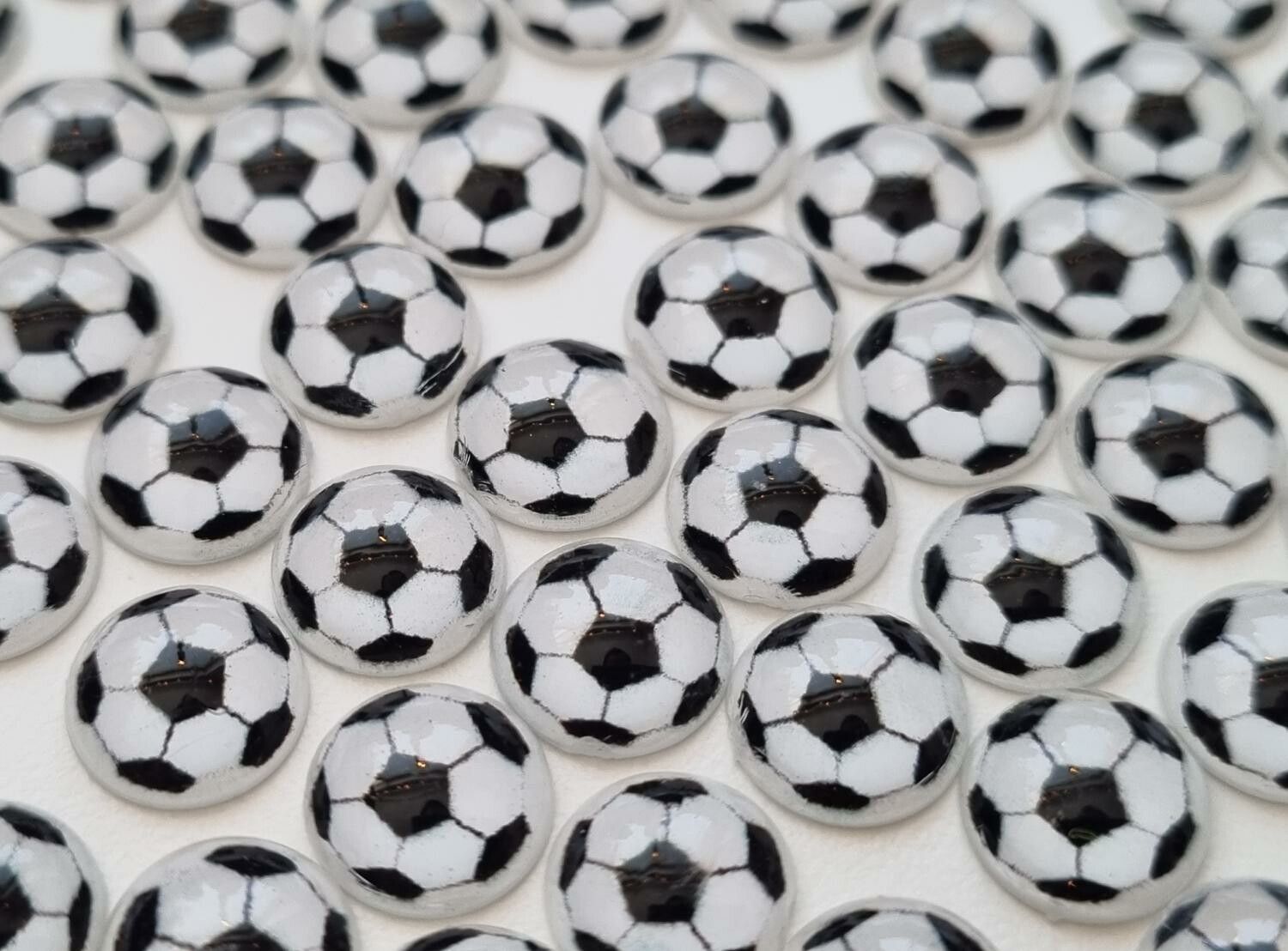 10 st fotbollar / flatbacks för pyssel, dekoration med mera