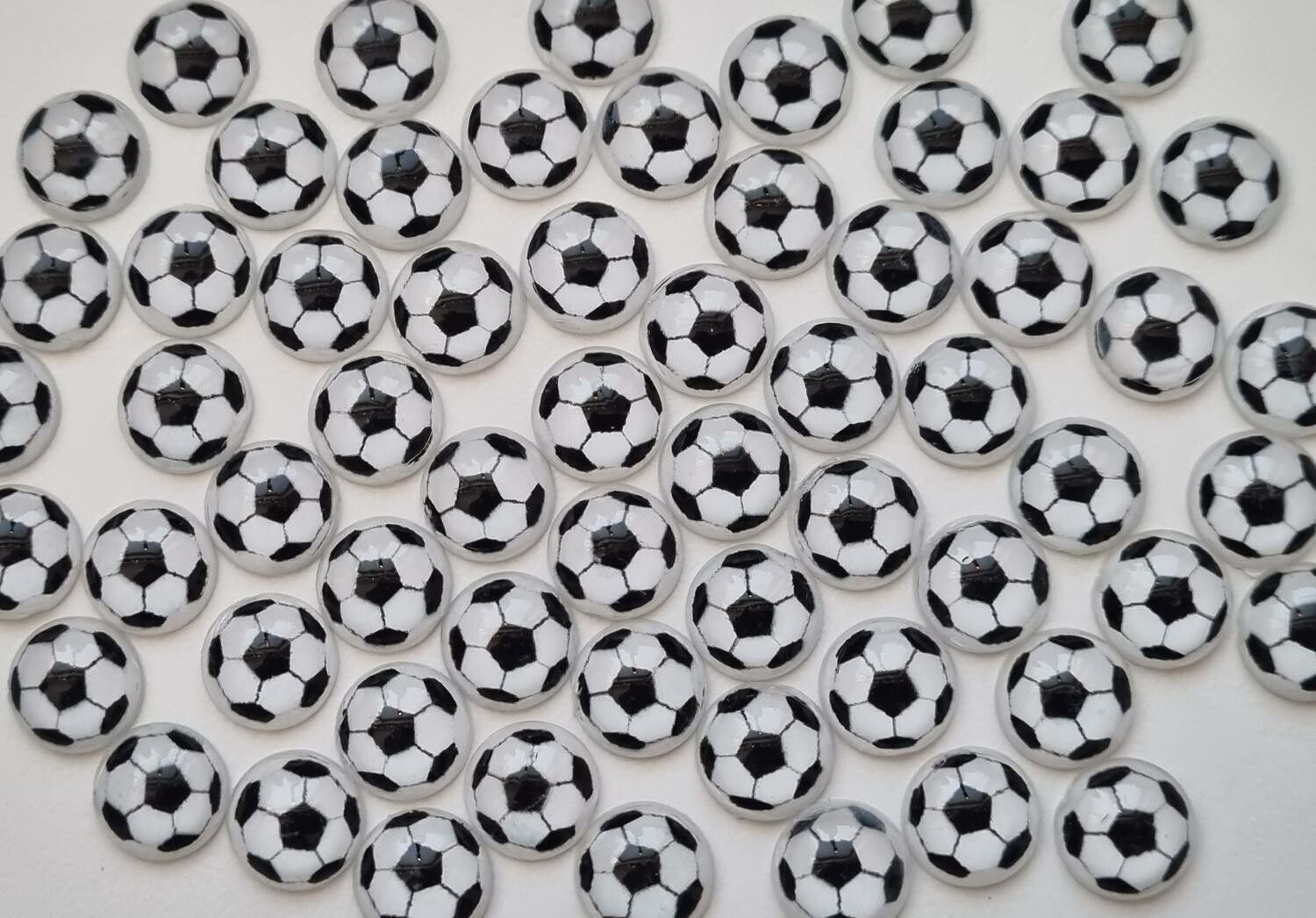 10 st fotbollar / flatbacks för pyssel, dekoration med mera