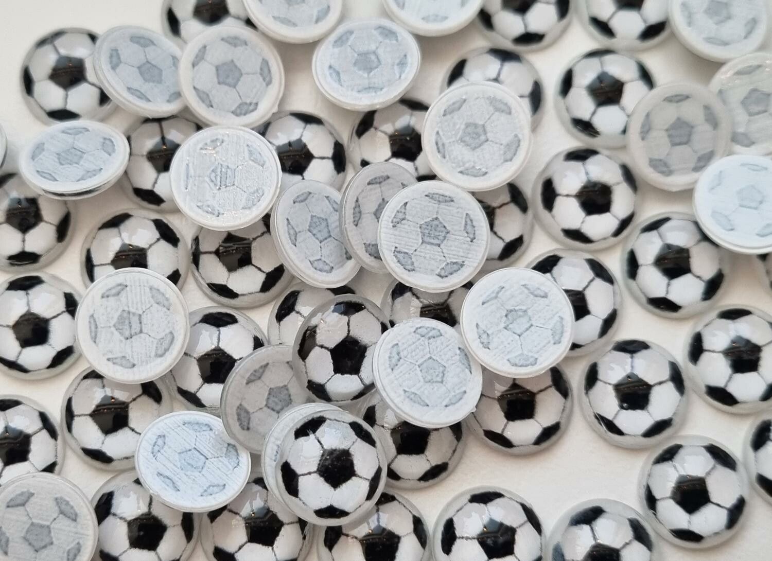 10 st fotbollar / flatbacks för pyssel, dekoration med mera