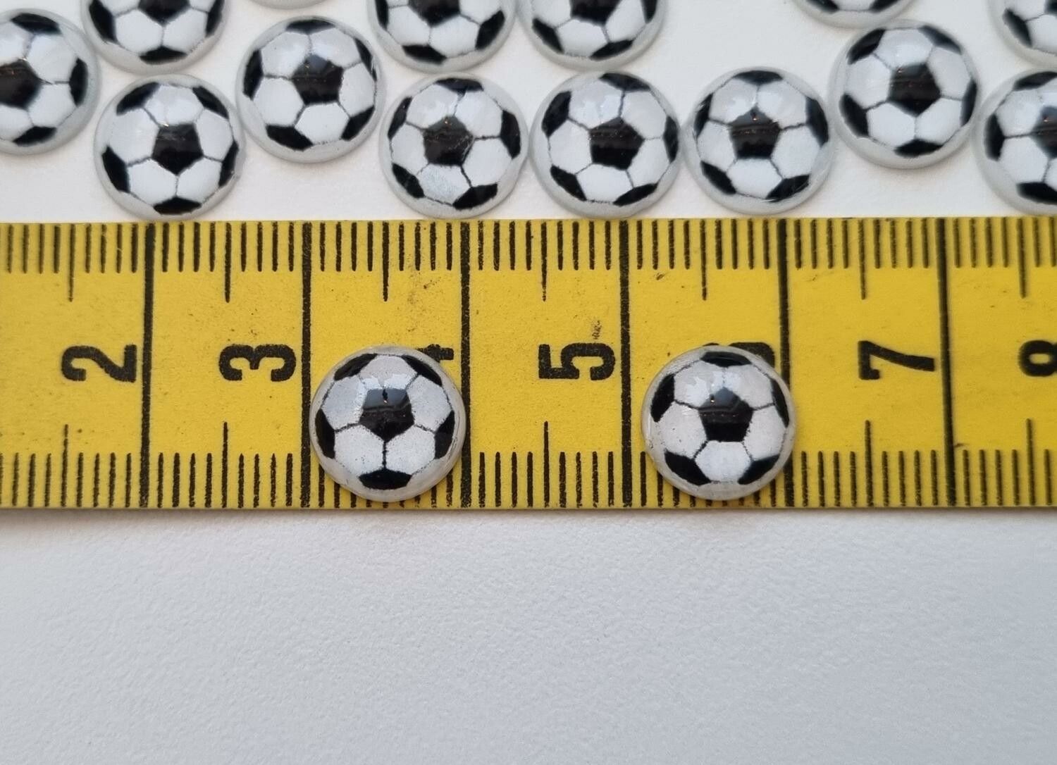 10 st fotbollar / flatbacks för pyssel, dekoration med mera
