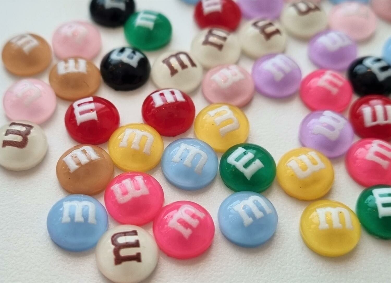 20 st flatbacks, miniatyrer i blandade färger (8 mm)