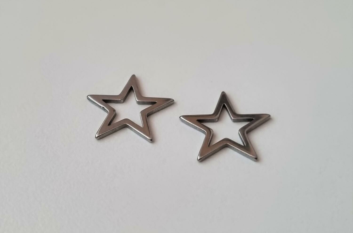 2 st små stjärnor. Berlocker / charms / hängen