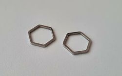 2 st små hexagon. Berlocker / charms / hängen